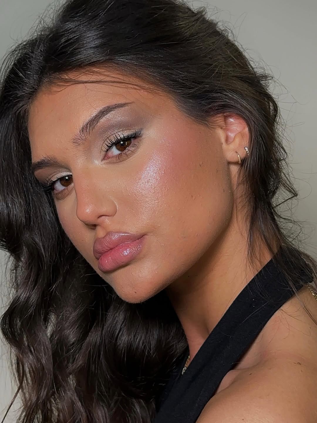 Luminous beauty makeup sa svežim tenom i prirodnim sjajem