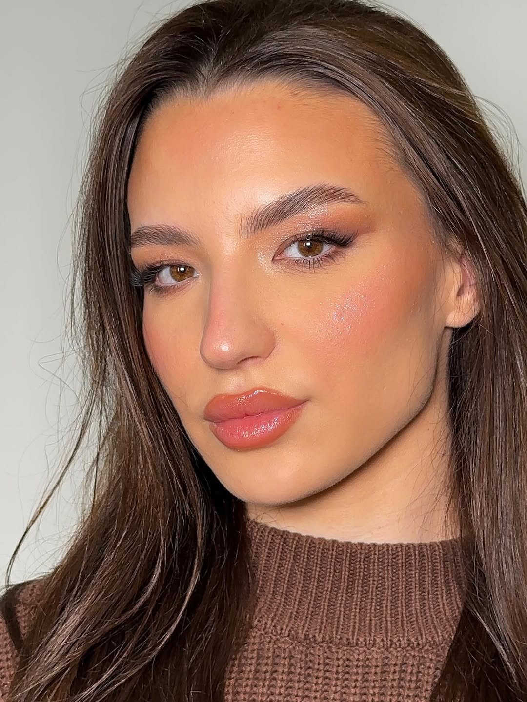 Bronzani soft glam sa toplim sjajem i naglašenim očima