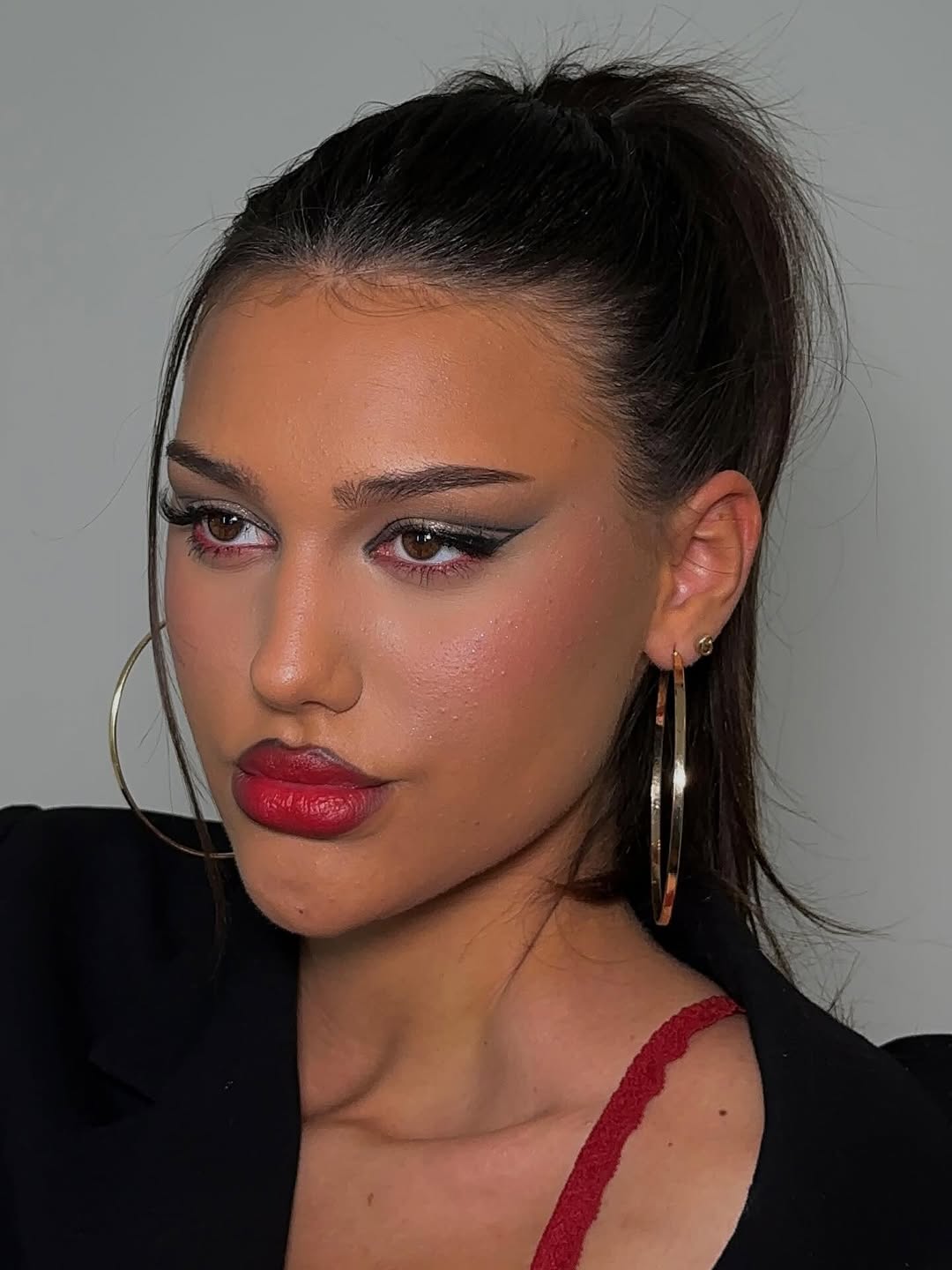 Glam makeup sa upečatljivim usnama i ujednačenim tenom